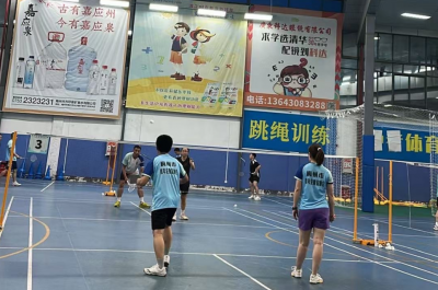 以球会友搭桥梁，侨企聚力促发展！梅州青企协与平远商会开展羽毛球联谊交流活动