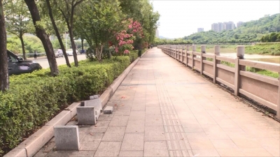 怎么回事？丰顺县城沿江东路多处公共休憩设施“伤痕累累”