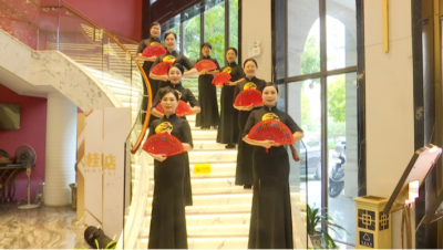 蕉岭这里好热闹，200多名旗袍丽人展风姿……