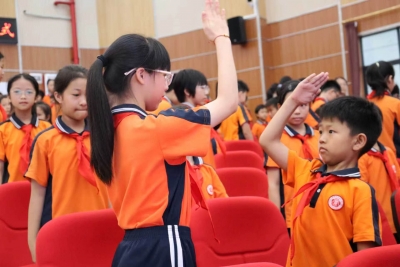 高举队旗跟党走，做新时代好少年！梅州市举行2026年示范性入队仪式