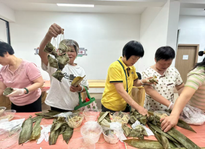 粽香传古韵 校社共话端阳！梅江区三角镇龙东社区联合梅州开放大学开展端午包粽子新时代文明实践主题活动