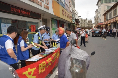 警保联动“赶大集”，交通安全“零距离”