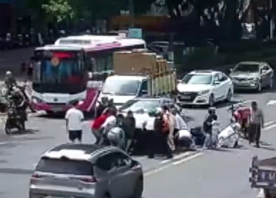 客都勇士风云榜⑳丨众人合力抬车紧急施救！梅县区府前大道突发道路交通事故致人员被困车底