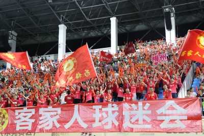 客家助威乡音燃动客场！千名梅州球迷赴东莞为球队加油鼓劲