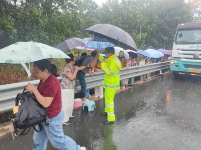 大巴在雨中抛锚，兴华高速迅速联动解烦忧
