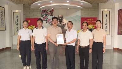 方寸之间镌刻红色记忆！微雕书法作品《七律·李坚真》入藏丰顺县坚真纪念馆