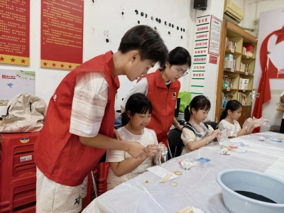 非遗扎染、创意绘画……梅江区金山街道中山社区开展暑期美育公益课堂
