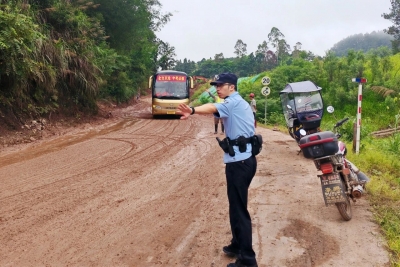 暴雨中伫立 淤泥里护航！梅县公安暖心护考获赞誉