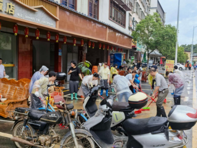 干群多方联动清淤除垢！梅江区开展台风后市容恢复工作