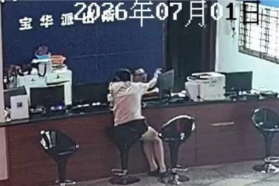 女子骑车时不慎掉落手机，原路折返发现找不到了，结果...