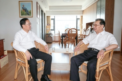 何晓军走访看望部分在梅老同志 