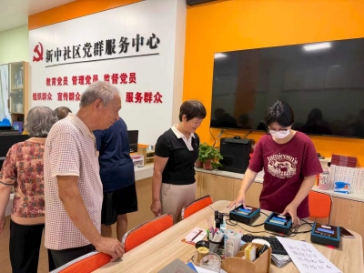 梅江区江南街道开展公交卡集中升级便民服务活动