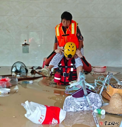 积水漫腰水流急，五华消防背老人扶村民闯水救人！