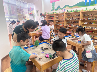 趣味沙盘学安全 快乐平安过暑假 梅江区开展青少年暑期安全教育团辅活动
