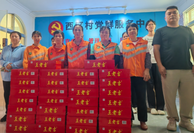 酷暑“续航补给”到位！梅江区西区村给 “城市美容师” 派送凉茶啦