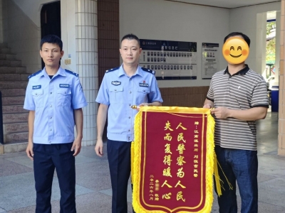 小小耳机见证警民情