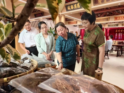 省妇联二级巡视员张穗文一行到梅江区调研妇女儿童工作