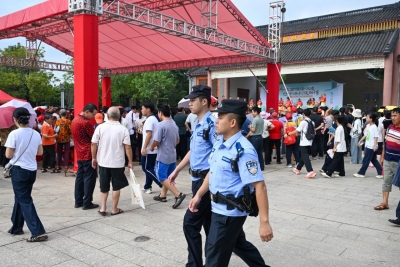 蕉岭公安：烟火赶圩日 警护“七月半”