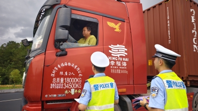 “天上地下”一体联动！梅州公安出实招，让大小车辆在高速路上各行其道