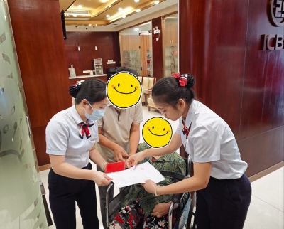 工行梅州五华支行暖心服务老年客户