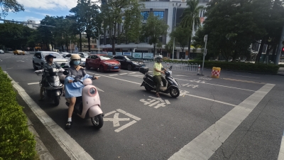 摩托车等待区混停乱象改观！梅州日报《民生一线》栏目报道梅城涉事路口标线翻新修复