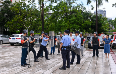 严把“安全关” 筑牢“防火墙”！梅州公安组织警力对校园及周边区域进行全方位安全检查