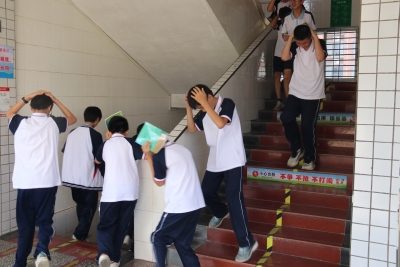 弯腰护头，快速撤离！兴宁市实验学校“上演”地震疏散演练
