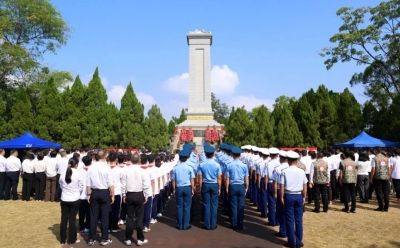 兴宁市举行2026年烈士公祭活动暨向革命烈士纪念碑敬献花篮仪式