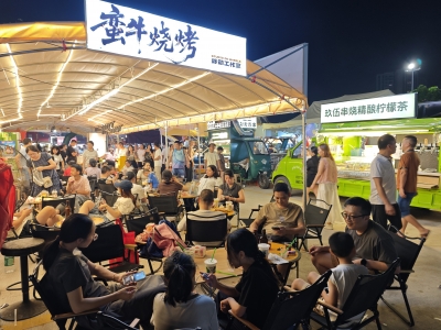 月圆中秋 烟火升腾！市民游客齐聚梅州街头夜市、特色商铺，解锁惬意夜间休闲时光