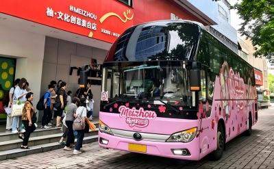 粉红“甄选快车”专属车队、粉红旅游专巴…梅州粉红团IP赋能流动交通
