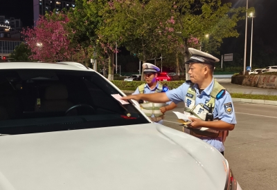 逛梅江夜集，请规范停车！违停会被贴“牛肉干”哦~
