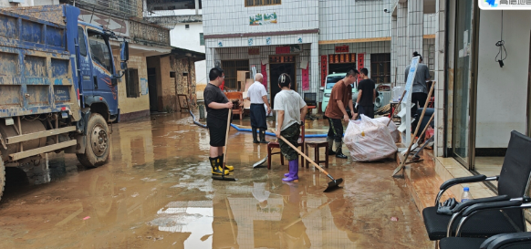 雨歇劲不松！蕉岭县南磜镇全力清淤保畅通，提速推进灾后复工复产