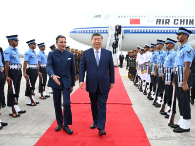 习近平抵达新德里出席金砖国家领导人第十八次会晤 