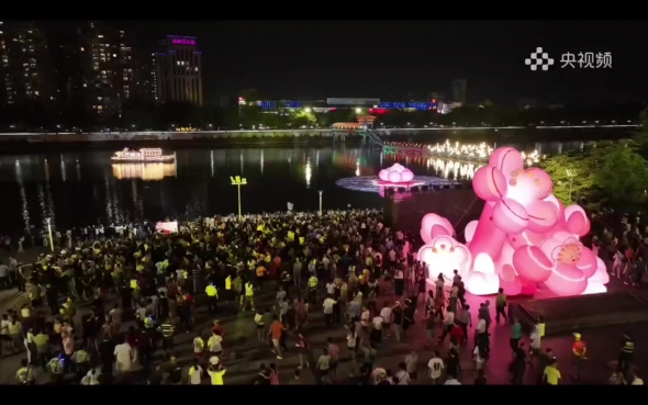 当熟悉的旋律响起，每一句都是“我爱你，中国” ！梅州用一场快闪，燃动一座城