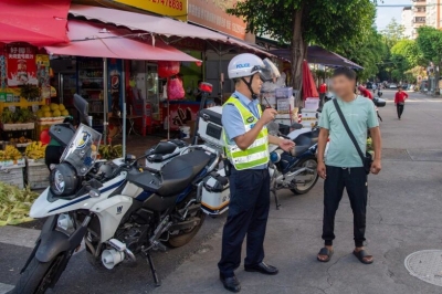 “喊话劝导”文明停车！梅江公安持续整治违停乱象守护道路畅通
