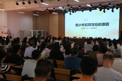 让家长当一次“孩子”吧！第三期“童心·齐昌”家庭教育大讲堂在兴宁市华侨中学开讲