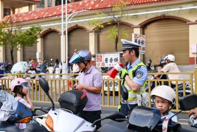 丰顺交警校园周边“喊话”：让平安出行从“头”开始