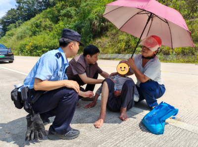 险！91岁老人躺卧省道路边！还好有他们暖心救助...