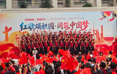 方寸黑板绘家国，童声嘹亮颂华诞！德兴小学国庆活动超有氛围